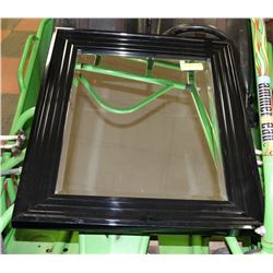 DÉCOR MIRROR 25 1/2 X 22