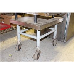 COMMERCIAL CART ON CASTORS