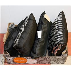 GROUP OF 4 DECORATIVE PILLOWS