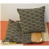 Image 1 : GROUP OF 2 DECORATIVE PILLOWS