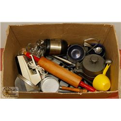 ESTATE BOX OF ASSORTED KITCHEN ITEMS INCLUDING