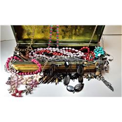 14)  LEAF MOTIF WOODED JEWELRY