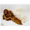 Image 1 : WHITE FOX SKIN WITH RED MINK SHAWL.