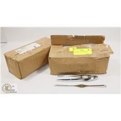 2 SEAFOOD CRACKER W/BIB