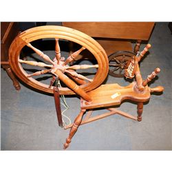 SOLID WOOD VINTAGE STYLE SPINNING WHEEL. AS IS.