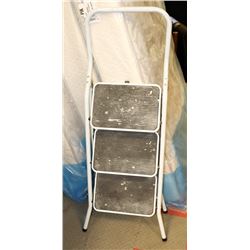 COLLAPSIBLE 3 STEP LADDER.