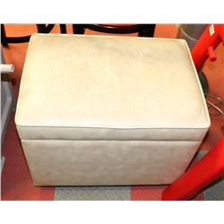 STORAGE OTTOMAN ON WHEELS WITH GLASS VASES