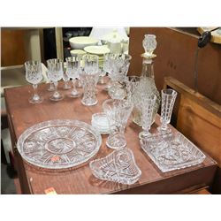 LARGE GROUP OF CRYSTAL AND CUT GLASS.