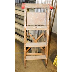 WOOD 4 FOOT LADDER.