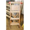 Image 1 : WOOD 4 FOOT LADDER.