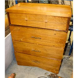 VINTAGE 4 DRAWER CHEST OF DRAWERS.
