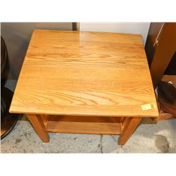 SOLID OAK END TABLE 26"X22"X22".
