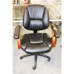 WOOD AND LEATHER OFFICE CHAIR.