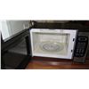 Image 2 : Emerson 900 Watt Microwave Oven