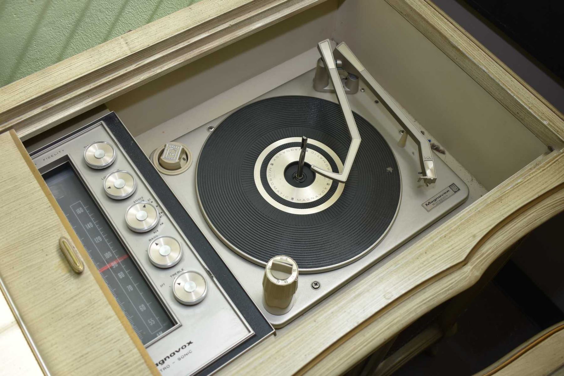 Magnavox Astro Sonic Cabinet Stereo Including Am Fm Record Player