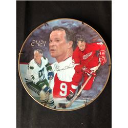 LIMITED EDITION GORDIE HOWE SIGNED COLLECTOR PLATE (1253/2500)