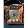 Image 2 : VINTAGE PHILLIPS CLOCK RADIO MODEL #477