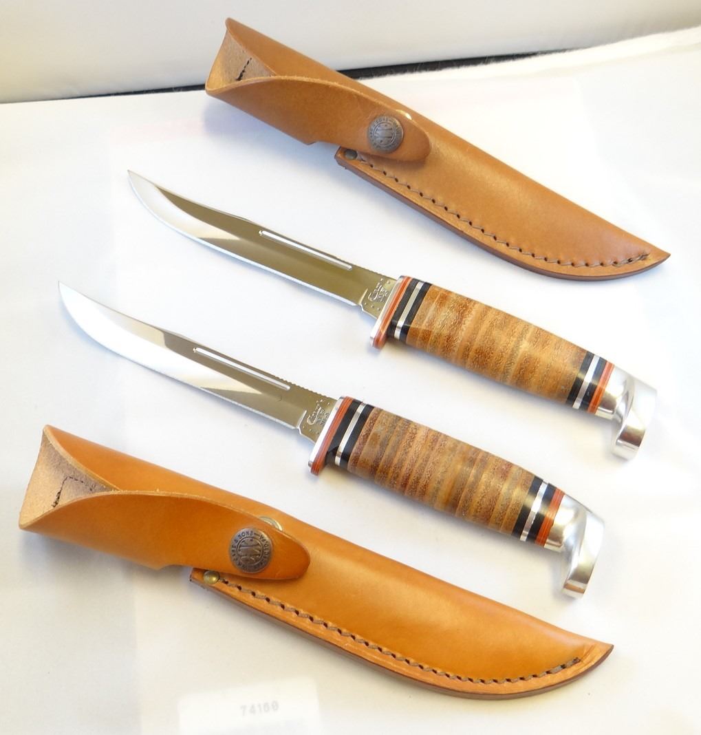2 Case hunting knives, 5", both 31605, with sheaths