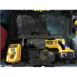 DEWALT 18V CORDLESS RECIPROCATING SAW WITH 2 BATTERIES & CHARGER IN CASE