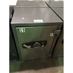 GREY SINGLE DOOR 32" X 22" X 19" FIRE RESISTANT DIGITAL / KEY SAFE ( COMBONATION123456 )