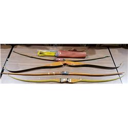 4 VINTAGE BOWS, ONE HARPOON GUN, AND QUIVER W/12 ARROWS