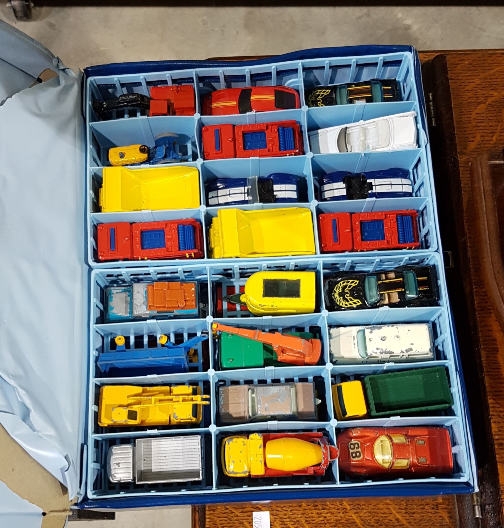 VINTAGE MATCHBOX CARRIER W/MATCHBOX CARS