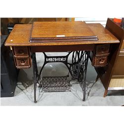 ANTIQUE SINGER TREADLE SEWING MACHINE
