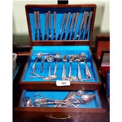 APPROXIMATELY 80 PIECES OF INTERNATIONAL SILVER PLATE FLATWARE SET IN CANTENE WITH EXTRAS