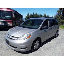 A5 --  2008 TOYOTA SIENNA , Grey , 221018  KM's "No Reserve"