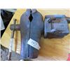 Image 1 : LARGE BENCH VISE (SWIVEL WITH SMALL ANVIL AT THE END) *PIPE JAW*