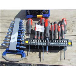 LOT OF ASSORTED ITEMS (WRENCH SET, SCREWDRIVERS, SOCKETS)