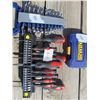 Image 2 : LOT OF ASSORTED ITEMS (WRENCH SET, SCREWDRIVERS, SOCKETS)