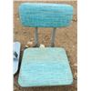 Image 4 : LOT OF 2 SWIVEL BOAT SEATS AND 2 WOOD OARS ( 1 SEAT FOLDS AND HAD BACK)