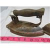 Image 2 : 3 PIECE LOT (SAD IRONS WITH HANDLES)
