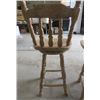Image 4 : LOT OF 5 OAK BAR STOOLS