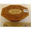 Image 3 : CARVED INLAID JEWELRY BOX WITH JEWELRY