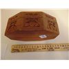 Image 4 : CARVED INLAID JEWELRY BOX WITH JEWELRY