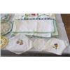 Image 5 : LOT OF 10+ DOILIES AND EMBROIDERED COTTON