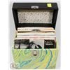 Image 1 : VINTAGE VINYL 45 RPM CASE WITH VARIOUS RECORDS