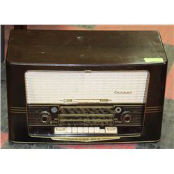 VINTAGE NORMENDE CARMEN 57 TUBE RADIO WORKING