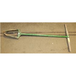 GREEN POST HOLE DIGGER.
