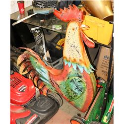 METAL ROOSTER ORNAMENT.