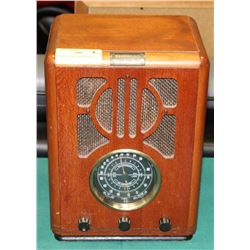 ANTIQUE STYLE AM/FM RADIO