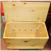 Image 2 : SOLID PINE WOOD STORAGE CHEST