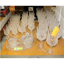 LARGE CRYSTAL GLASS COLLECTIONS INCLUDING CREAM