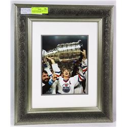 FRAMED WAYNE GRETZKY 19"X16" STANLEY CUP PHOTO.