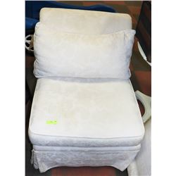 FABRIC ACCENT CHAIR.