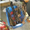 Image 2 : BLUE TOTE OF METAL DECOR