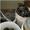 Image 4 : 4 BUCKETS OF CASTORS