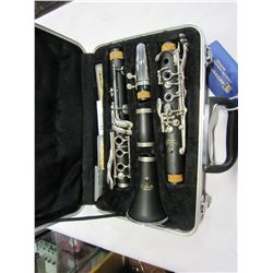 PRELUDE SELMER CLARINET COMPLETE W/ REEDS IN BLACK CASE